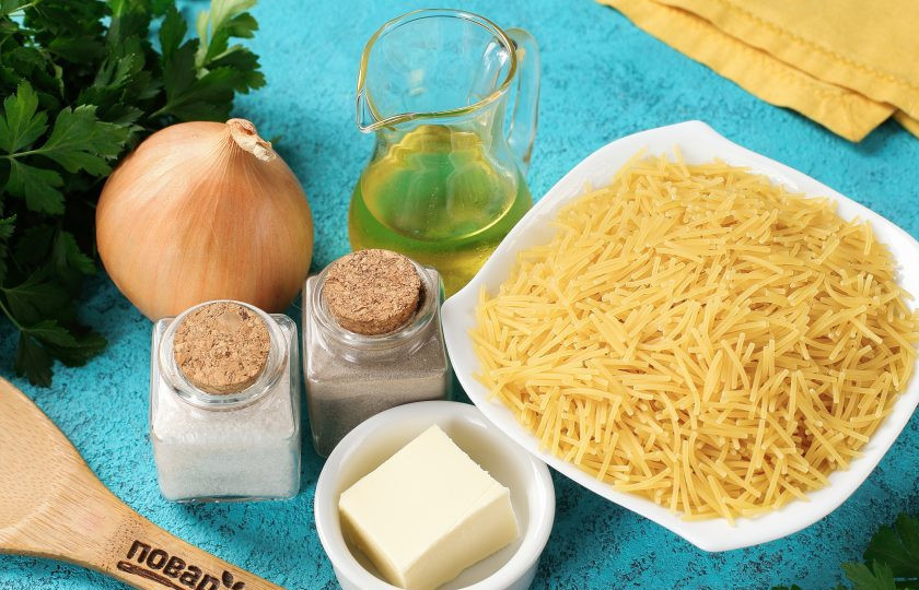 1. Этап. Вермишель с луком: Подготовьте все ингредиенты.