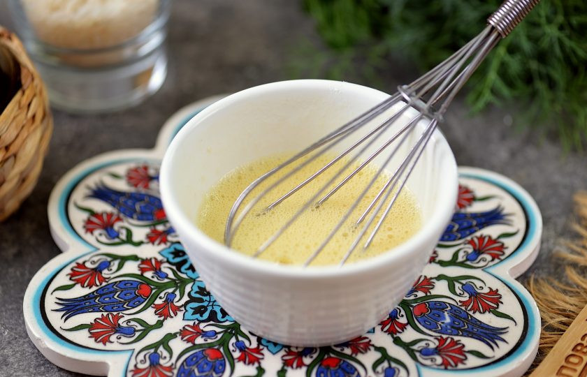 1. Этап. Кефирный суп Танов: В пиалочке взбейте яйцо с мукой и солью до однородной массы без мучных комков.