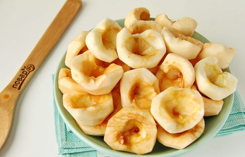 1. Этап. Яблочное пюре для грудничка на зиму: Яблоки тщательно промойте и срежьте кожуру. Вырежьте сердцевину с семенами и хвостиком.