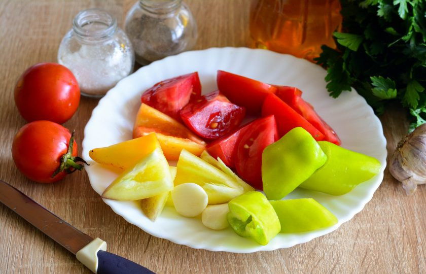 1. Этап. Салат на зиму Зверобой: Все овощи промойте, сладкий перец и чеснок почистите. Помидоры и острый перец нарежьте произвольными кусочками.