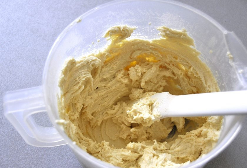 1. Этап. Печенье Взлетное: Взбейте масляно-мучную смесь.