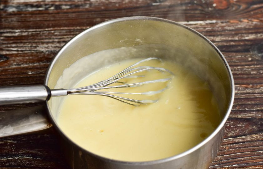 1. Этап. Профитроли с банановым кремом: Заварите крем до загустения.