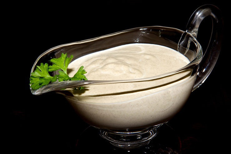 1. Этап. Соус из сливок для курицы: 9. Соус необходимо прогреть, но не доводить до кипения. Когда соус из сливок для курицы в домашних условиях готов его нужно остудить и при желании добавить немного свежей измельченной зелени.