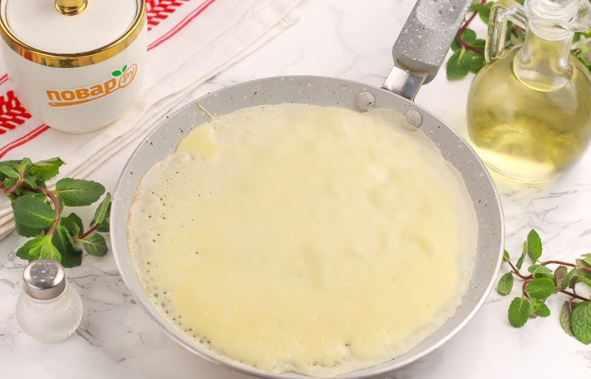 1. Этап. Обычные блины на молоке: Тщательно разогрейте сковороду и смажьте ее в первый раз растительным маслом без аромата или топленым сливочным. Влейте немного теста на сковороду с помощью половника и округлите. Обжарьте по 1-2 минуты с каждой стороны до румяности. Если блины подгорают со всех сторон, убавьте нагрев до умеренного.