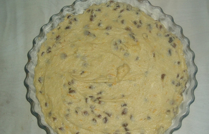 1. Этап. Кекс с цедрой: Переложите тесто в форму.