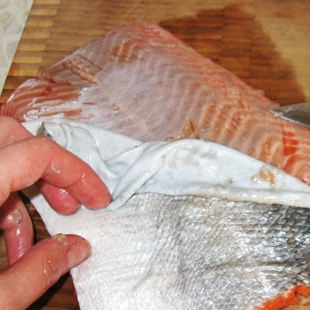 1. Этап. Фаршированный рулет из семги с рисом и шпинатом: С рыбного филе снимаем кожицу.