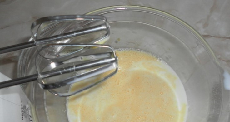 1. Этап. Кексики на молоке: Потом добавьте молоко к яйцам.