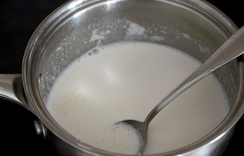 1. Этап. Жидкая пшеничная каша: Доведите до кипения. Варите на небольшом огне постоянно помешивая 7-8 минут.