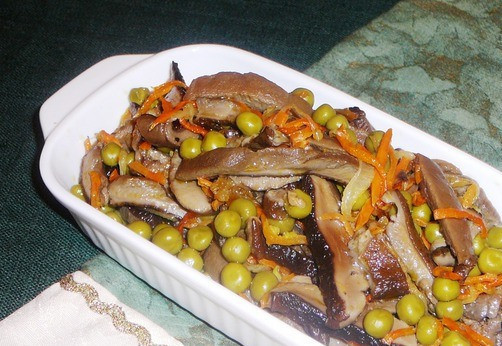 1. Этап. Салат из сушеных грибов: 3. Солим, перчим и добавим растительное масло по вкусу. Салат готов!