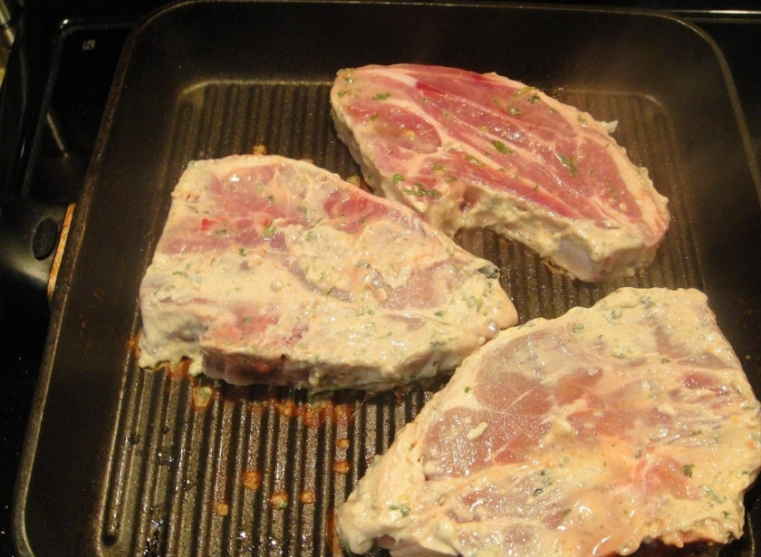 1. Этап. Стейки из баранины острые: Вымажите стейки в густом соусе. Расколите растительное масло на сковороде. Выкладывайте стейки. Жарьте с каждой стороны по 4-5 минут. Проверяйте готовность стейков вилкой. Стейки из баранины острые дадут восхитительный аромат!