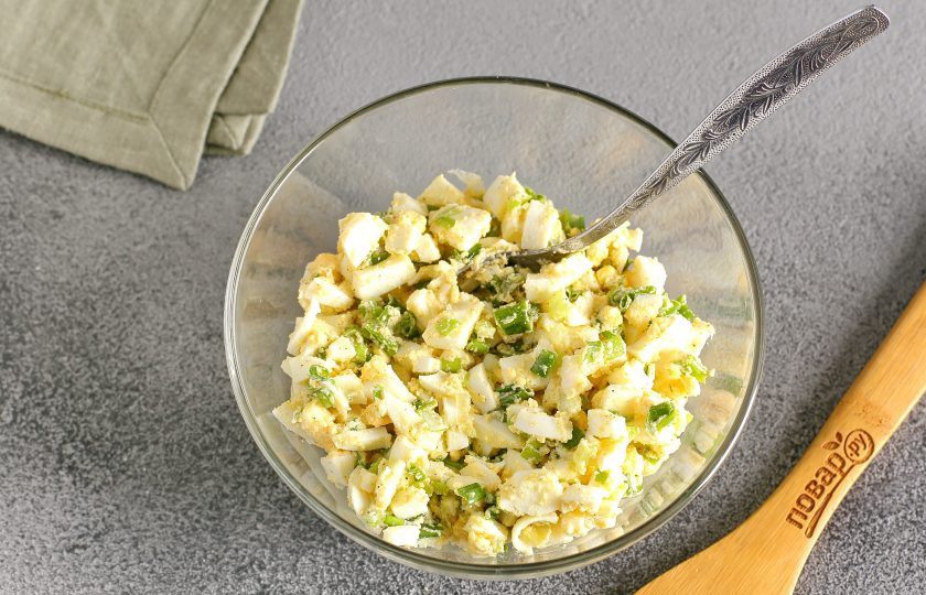 1. Этап. Наливной пирог: Яйца нарежьте кубиками. Лук измельчите ножом. Добавьте растопленное сливочное масло, соль и перец по вкусу. Перемешайте. Наша начинка готова.