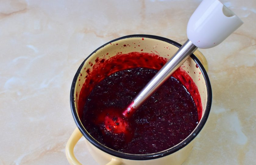 1. Этап. Конфитюр из черной смородины: Ягоды черной смородины переберите от веточек и листиков. Помойте. Затем измельчите погружным блендером. Если любите готовый конфитюр однородной консистенции, то измельчайте тщательно. Я оставляю частички ягод, чтобы вкус был более натуральный.