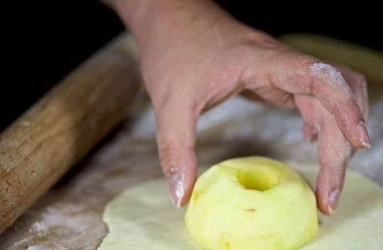 1. Этап. Яблоки, запеченные в тесте: 10. Выложите в центр яблочко.