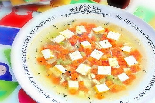 1. Этап. Бульон с омлетом: 8. Овощи из бульона измельчить немного и отправить в уже процеженный бульон. Разлить по тарелкам и добавить омлет. Отличное блюдо для взрослых и детей!