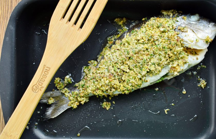 1. Этап. Дорадо по-средиземноморски: Затем обжаренную смесь разложите поверх рыбки, полейте соком 1/2 лимона. Снизьте жар духовки до 180 °С и продолжайте запекать еще 15 минут.