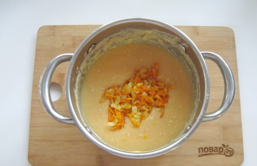 1. Этап. Пюре гороховое с копченостями: Добавьте лук и морковь в гороховое пюре. Посолите и поперчите по вкусу.