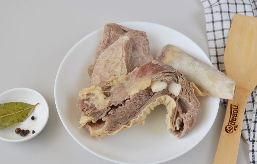 1. Этап. Борщ из маринованной свеклы: Достаньте готовое мясо.