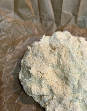 1. Этап. Творожная галета с белковой начинкой: Противень застелить пергаментом и выложить творожный колобок. Тесто будет очень липнуть к рукам, поэтому работаем с тестом руками, смоченными в воде