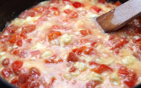 1. Этап. Миш-маш болгарский: Яично-сырную смесь выливаем в сковороду и сразу же перемешиваем с овощами.