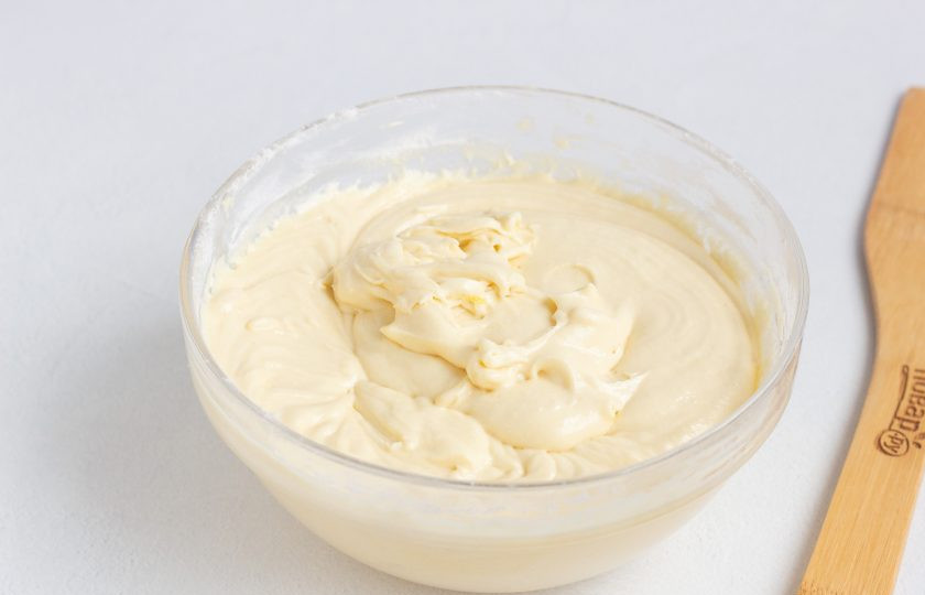 1. Этап. Лимонные кексики Розовые свинки: Муку просейте с разрыхлителем и постепенно введите в подготовленную массу. Должно получится шелковистое тесто сметанной консистенции.