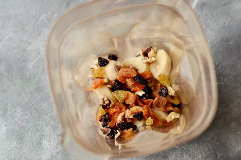 1. Этап. Смузи из сухофруктов: Измельчите все ингредиенты в блендере до однородной консистенции.