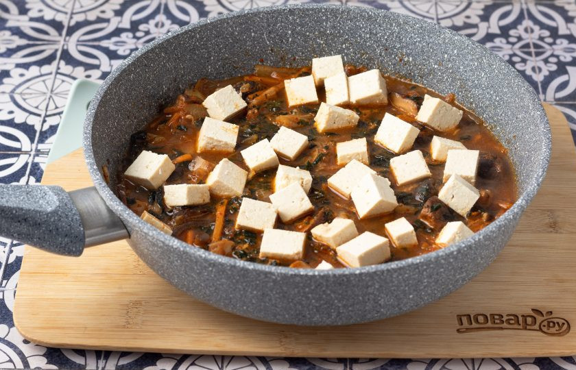 1. Этап. Морская капуста сушеная с кимчи: Тофу порежьте на небольшие кубики, добавьте в сковороду и потушите все вместе еще около 5 минут.