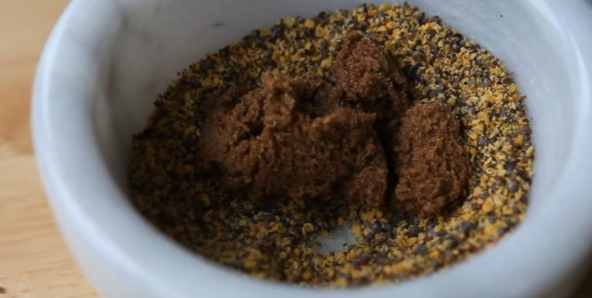 1. Этап. Салат из брюквы: 4. Для заправки возьмите горчицу в зернах, разотрите ее в ступке. Добавьте коричневый сахар, перемешайте.