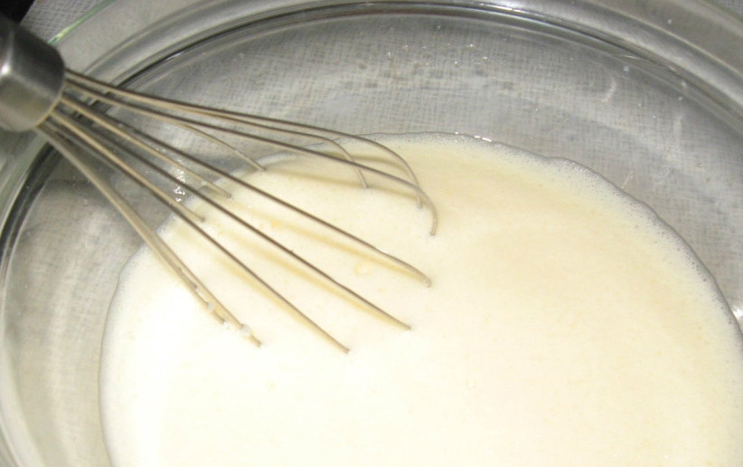 1. Этап. Оригинальный пасхальный кулич: Для начала взбиваем яйца до образования пены. В другой миске разогреваем молоко до 60 градусов или до тех пор, пока не появится пар. Немного молока выливаем в яйца.