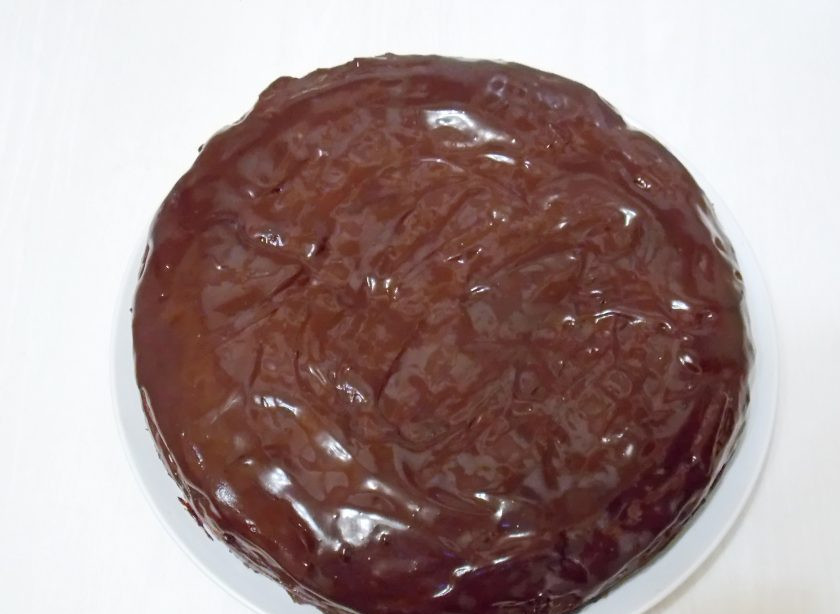 1. Этап. Торт с шоколадной крошкой: На медленном огне нагрейте до однородной массы, все время, мешая, чтобы не пригорело. Нанесите шоколадную массу на верх и бока торта.