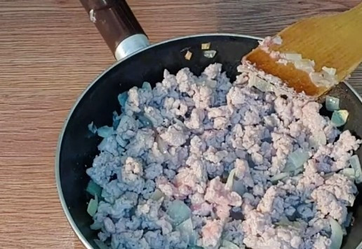 1. Этап. Аппетитная закуска из кабачков и индейки: 7... и обжариваем до бела (полуготовности), минут 5.