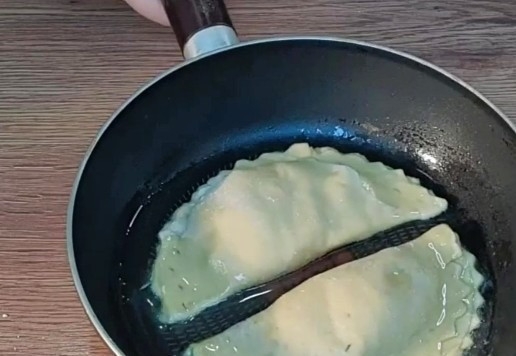 1. Этап. Пирожки из теста для чебуреков: 17. Разогреваем растительное масло (2-3 ст. л.) в небольшой сковороде (ф=18-20 см) и выкладываем пирожки по 2 шт.