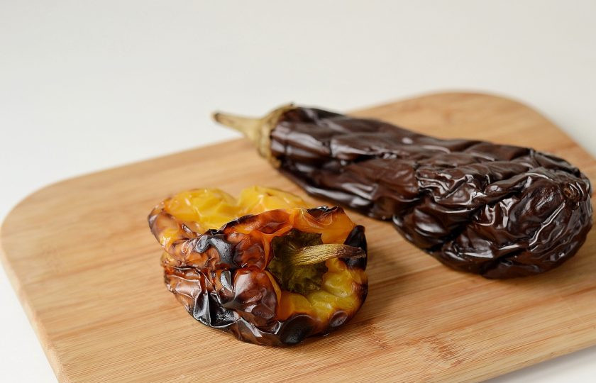 1. Этап. Баклажанная икра по-одесски: Готовые овощи полностью остудите.