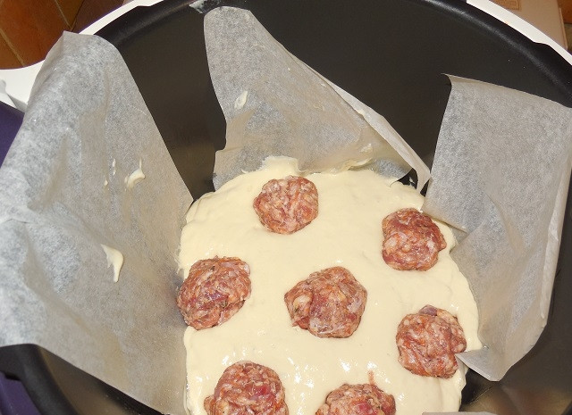1. Этап. Пирог с мясом на скорую руку: Утопите в тесте шарики.