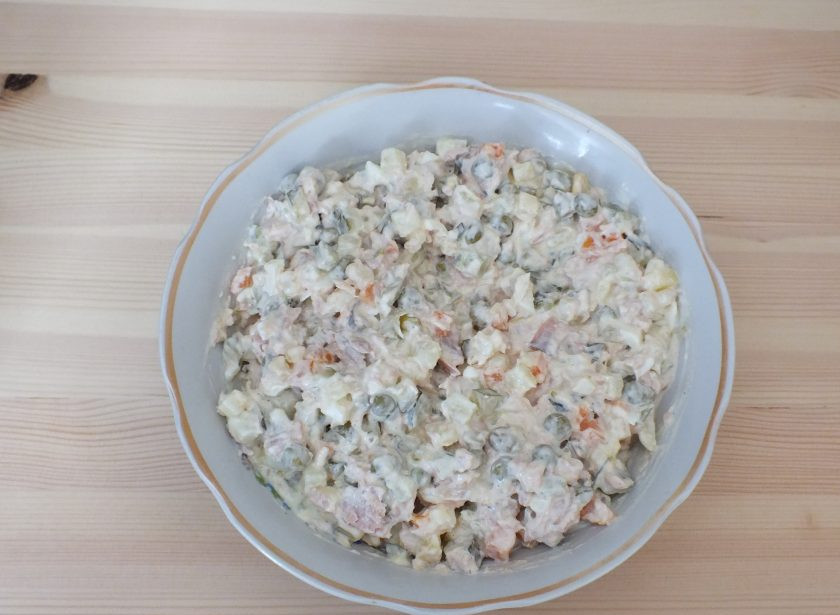 1. Этап. Оливье из красной рыбы: Перемешайте. Доведите по вкусу соль и перец.