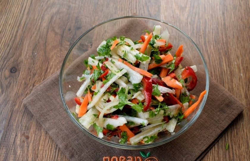 1. Этап. Шалгам блюдо: Овощи посолите и залейте заправкой, перемешайте, накройте. Дайте настояться салату несколько часов, можно оставить на ночь.