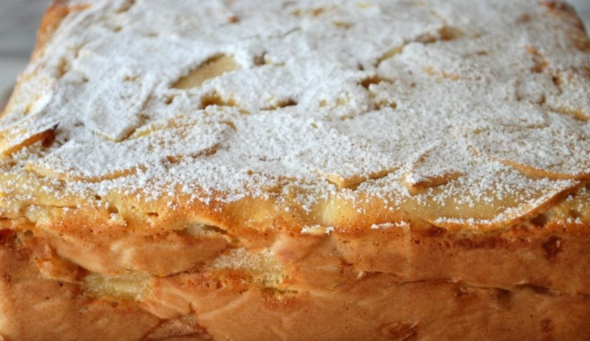 1. Этап. Шарлотка с яблоком: 10. Отправьте пирог в разогретый до 170 градусов духовой шкаф на 60 минут. Готовый пирог достаньте из духовки и посыпьте сахарной пудрой.