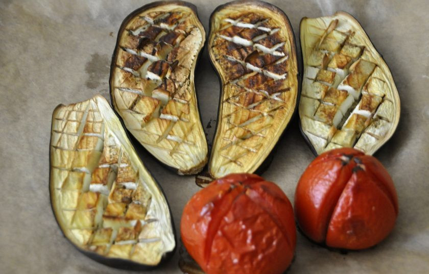 1. Этап. Греческая закуска Мелидзана: Дайте запеченным овощам немного остыть.