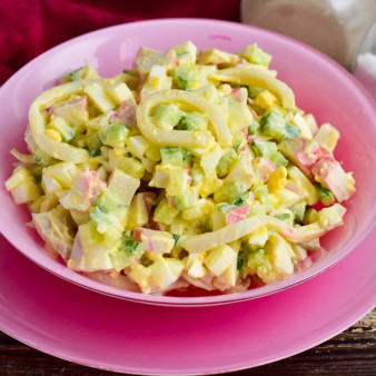 Салат с крабовым мясом и кальмарами