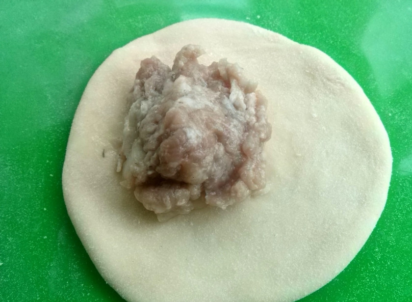 1. Этап. Посикунчики (пирожки): Лепешку раскатывайте не очень тонко, чтобы пирожок не порвался во время жарки и остался сочным. Выложите начинку на половину лепешки.