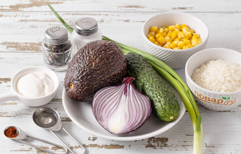 1. Этап. Салат с рисом, кукурузой и майонезом: Подготовьте все ингредиенты.