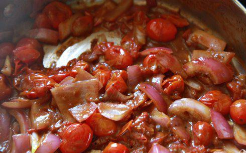 1. Этап. Паста с помидорами черри и креветками: 3. Добавить соль, перец, чеснок, бальзамический уксус и красный лук в сковороду. Жарить, помешивая, пока лук не станет нежным, помидоры не станут мягкими, примерно 10 минут.