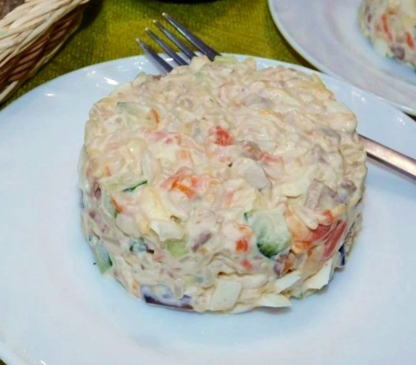 1. Этап. Салат с рисом и куриной печенью: Заправьте салат майонезом и подавайте к столу. Приятного аппетита!