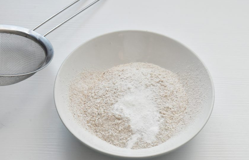 1. Этап. Протеиновые капкейки: Соедините рисовую и овсяную муку, добавьте разрыхлитель и просейте через сито. Всыпьте сахарозаменитель.