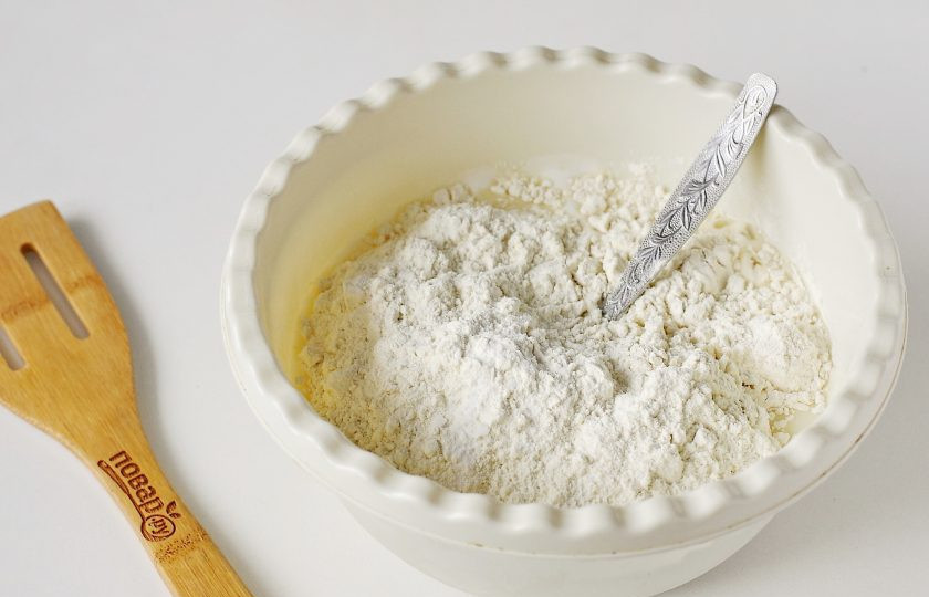 1. Этап. Блины на желтках: Все перемешайте. Добавьте муку и соду.