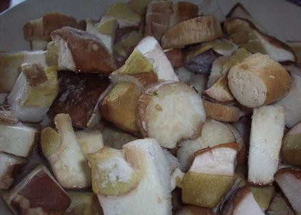 1. Этап. Суп-пюре из белых грибов: Итак, грибы моем и очищаем от мусора, если свежие, и совсем чуток держим в тепле, если замороженные. Режем на кусочки.