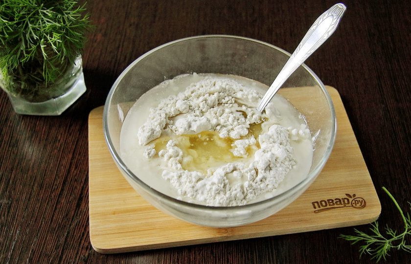 1. Этап. Лепешки с укропом: Добавьте воду, соль и растительное масло.