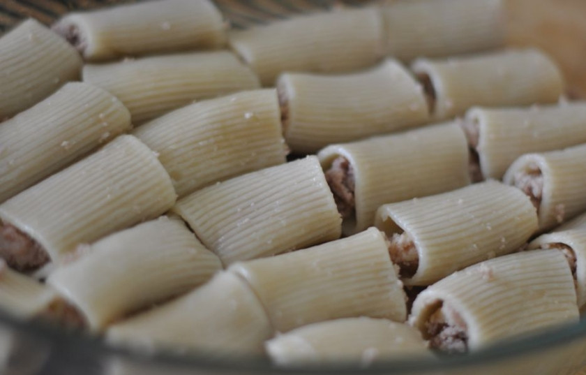 1. Этап. Макароны фаршированные в духовке: Заполните макароны фаршем и выложите в смазанную маслом форму для запекания.