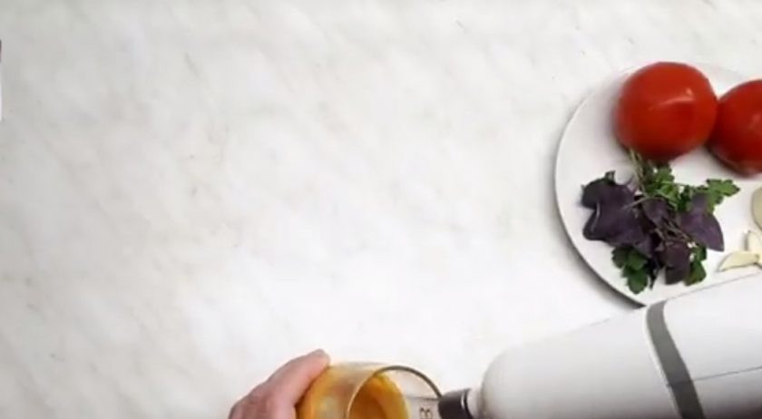 1. Этап. Тилапия запеченная (простой рецепт): 1. Приготовьте соус: смешайте горчицу, соль, желтки. Взбейте массу блендером так, чтобы она увеличилась в объеме и побелела. Отставьте соус.