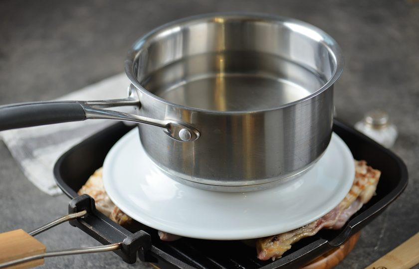 1. Этап. Корнишоны-гриль: Затем переверните цыпленка кожей вниз, накройте плоской тарелкой, установите груз и жарьте еще 5-7 минут также на умеренном огне.