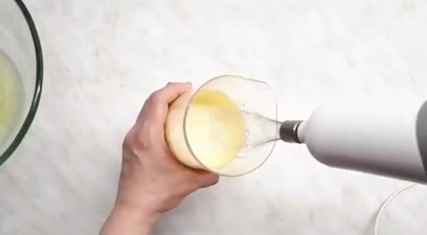 1. Этап. Торт Тирамису (пошаговый рецепт): 1. Белки отделите от желтков в сухую посуду. 50 грамм сахарной пудры смешайте с холодными желтками и взбейте миксером, чтобы масса побелела и увеличилась в объеме.